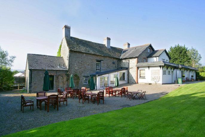 The Three Cocks Coaching Inn Glasbury Exteriér fotografie